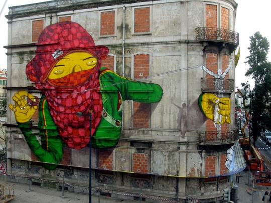 Mural de Os Gemeos y Blu en Lisboa